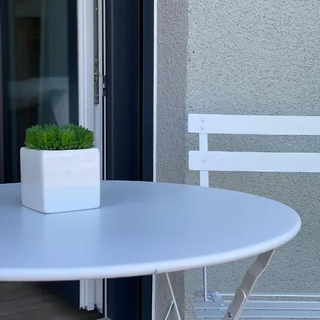 Emperors Baths - Cozy Modern Apartment