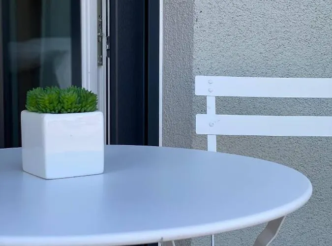 Emperors Baths - Cozy Modern Apartment